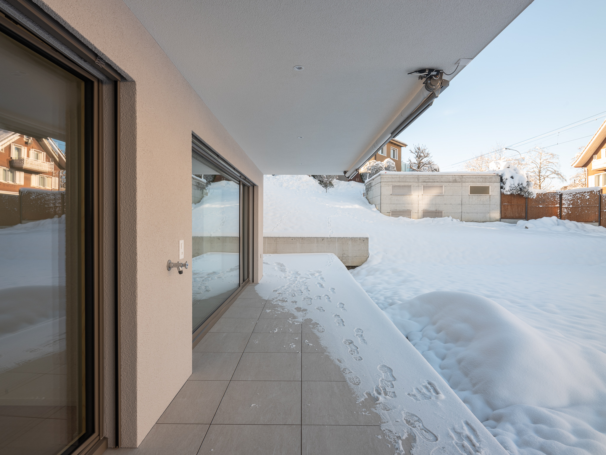 Offene Wohnküche mit Esszimmertisch und Sofa.