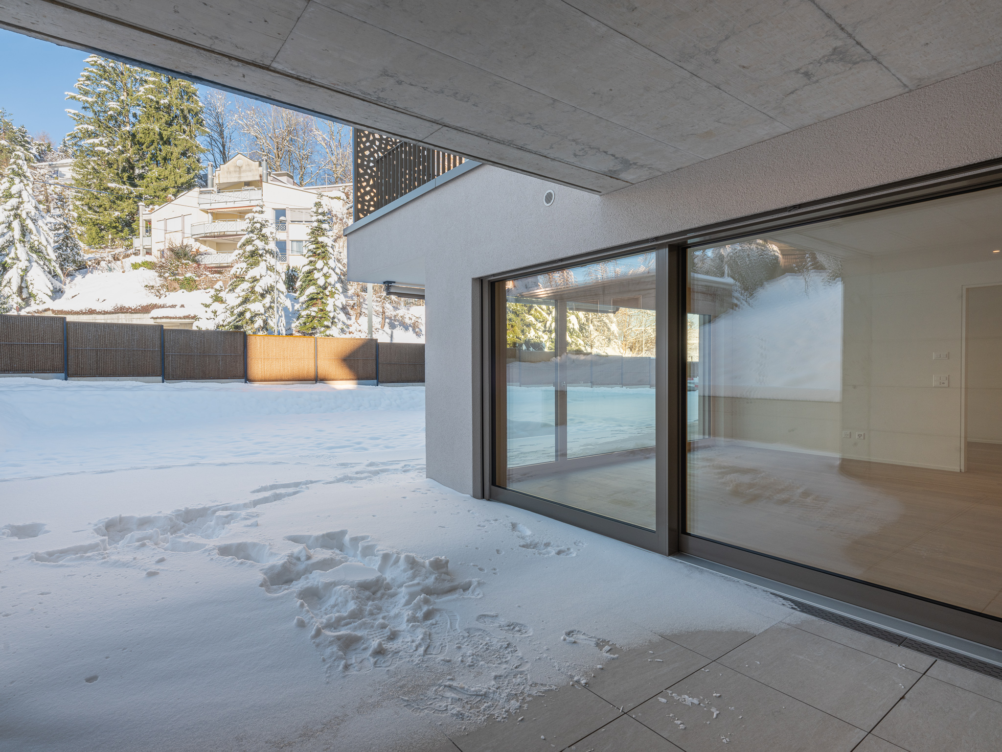 Offene Wohnküche mit Esszimmertisch und Sofa.