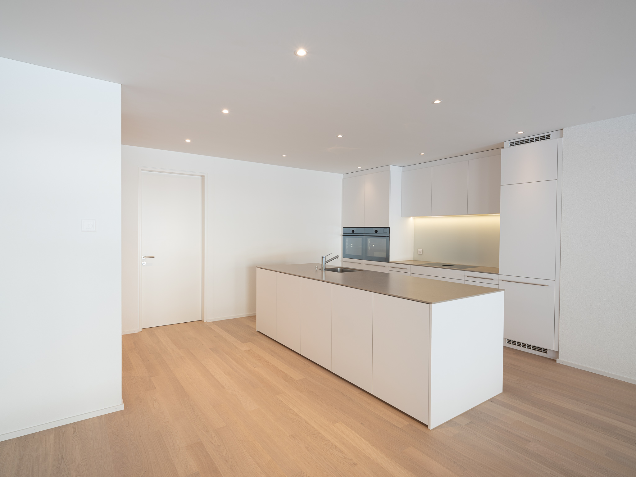 Wohn- und Esszimmer mit Ausblick auf einen Balkon.