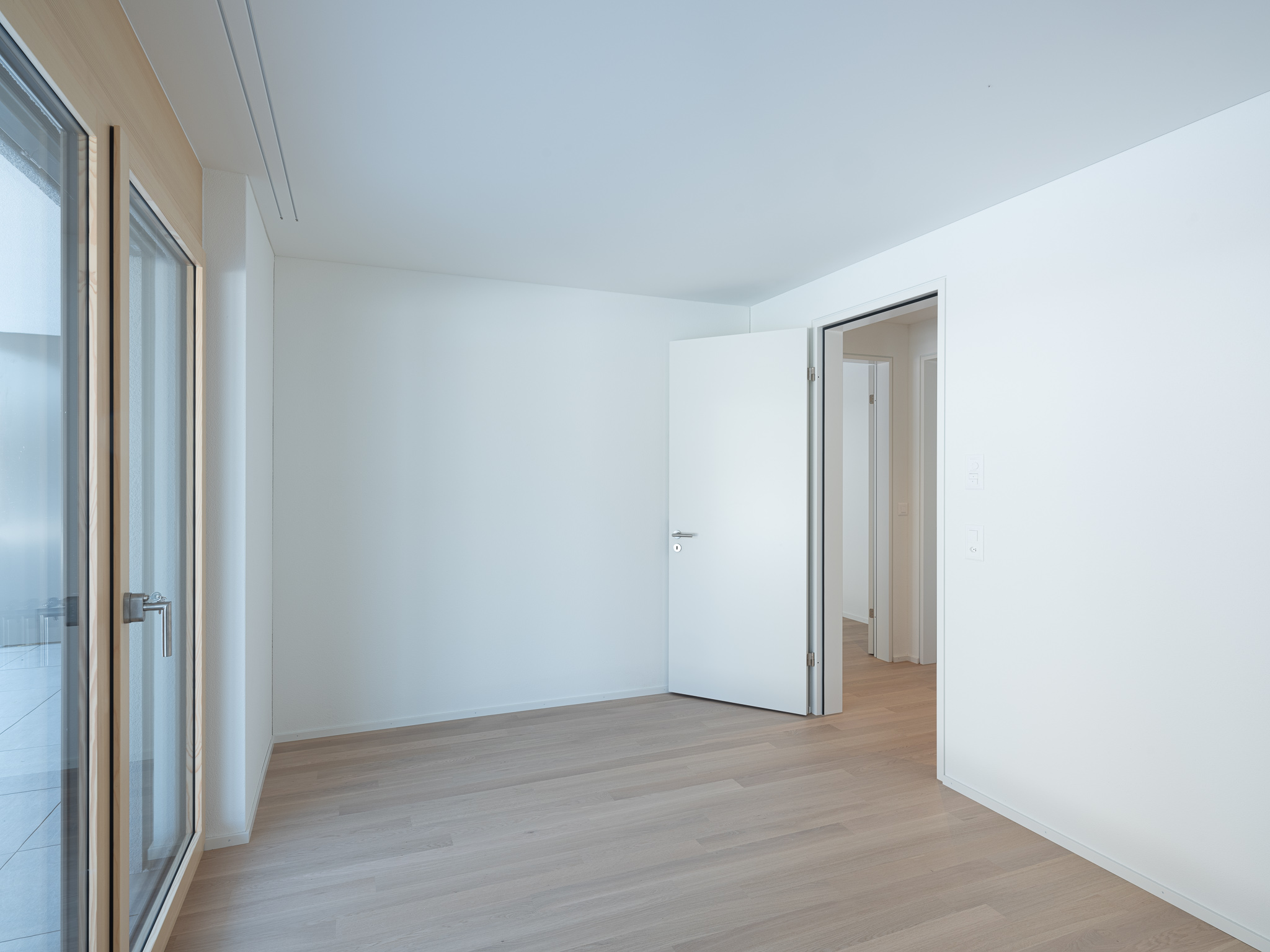 Ein offener Wohnraum mit Küche und Wohnzimmer.