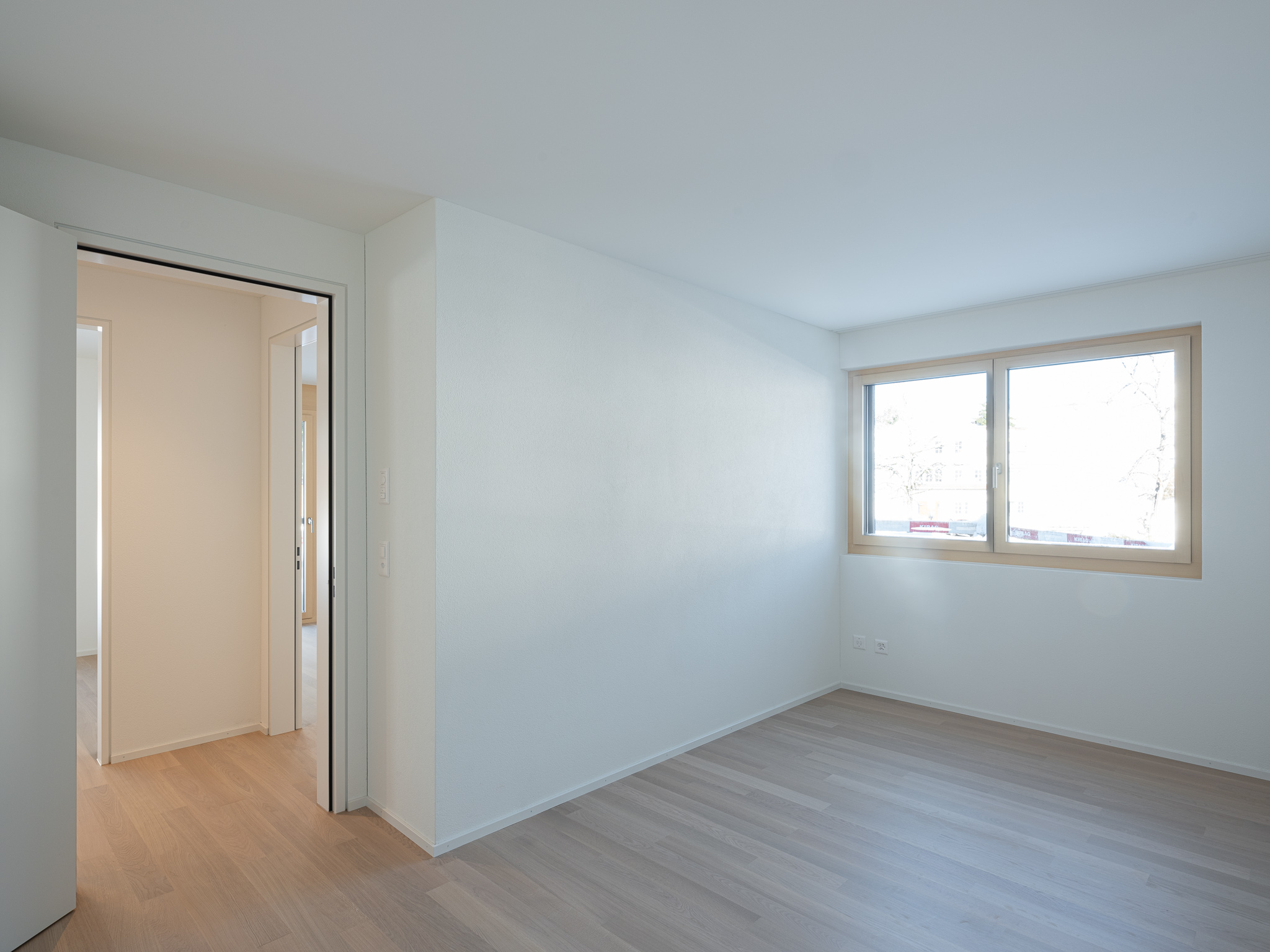 Ein offener Wohnraum mit Küche und Wohnzimmer.