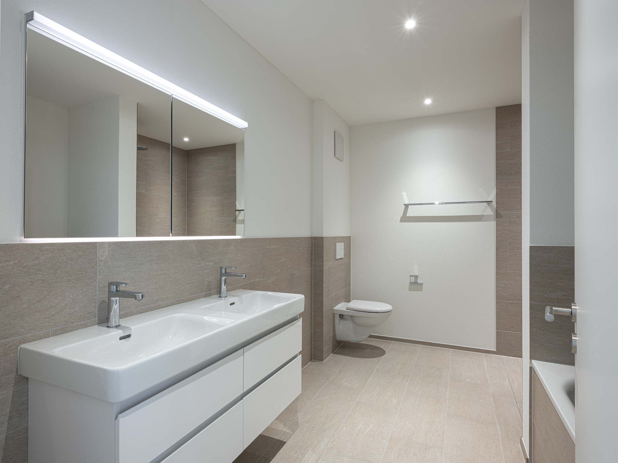 Ein offener Wohnraum mit Küche und Wohnzimmer.