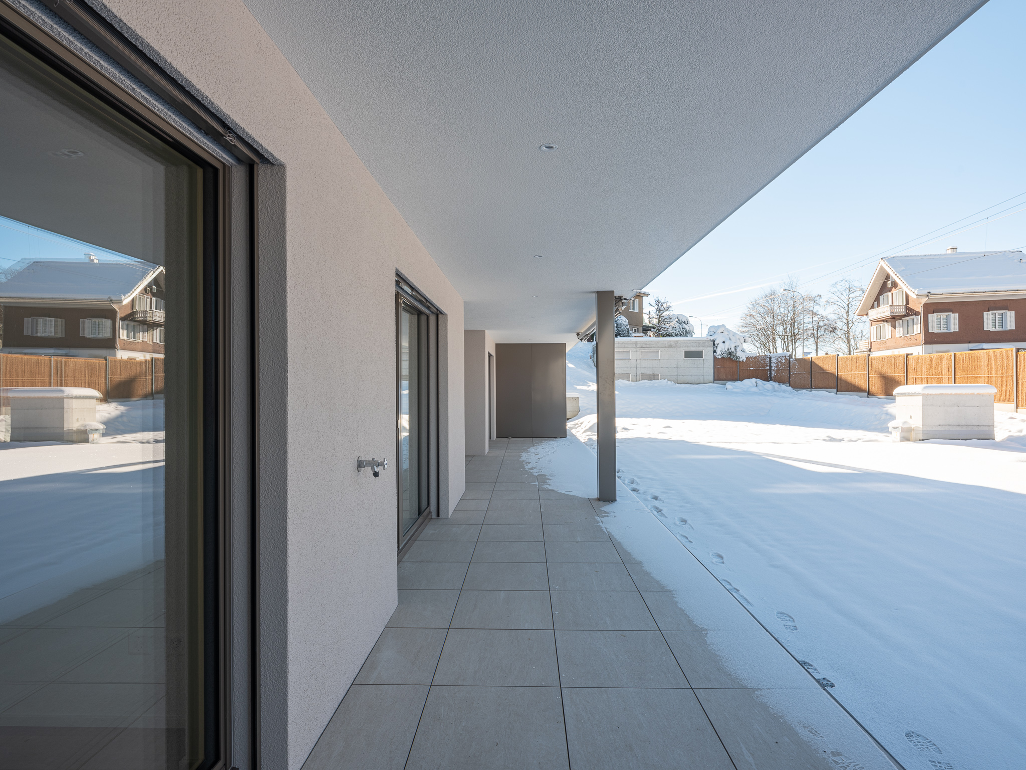 Ein offener Wohnraum mit Küche und Wohnzimmer.