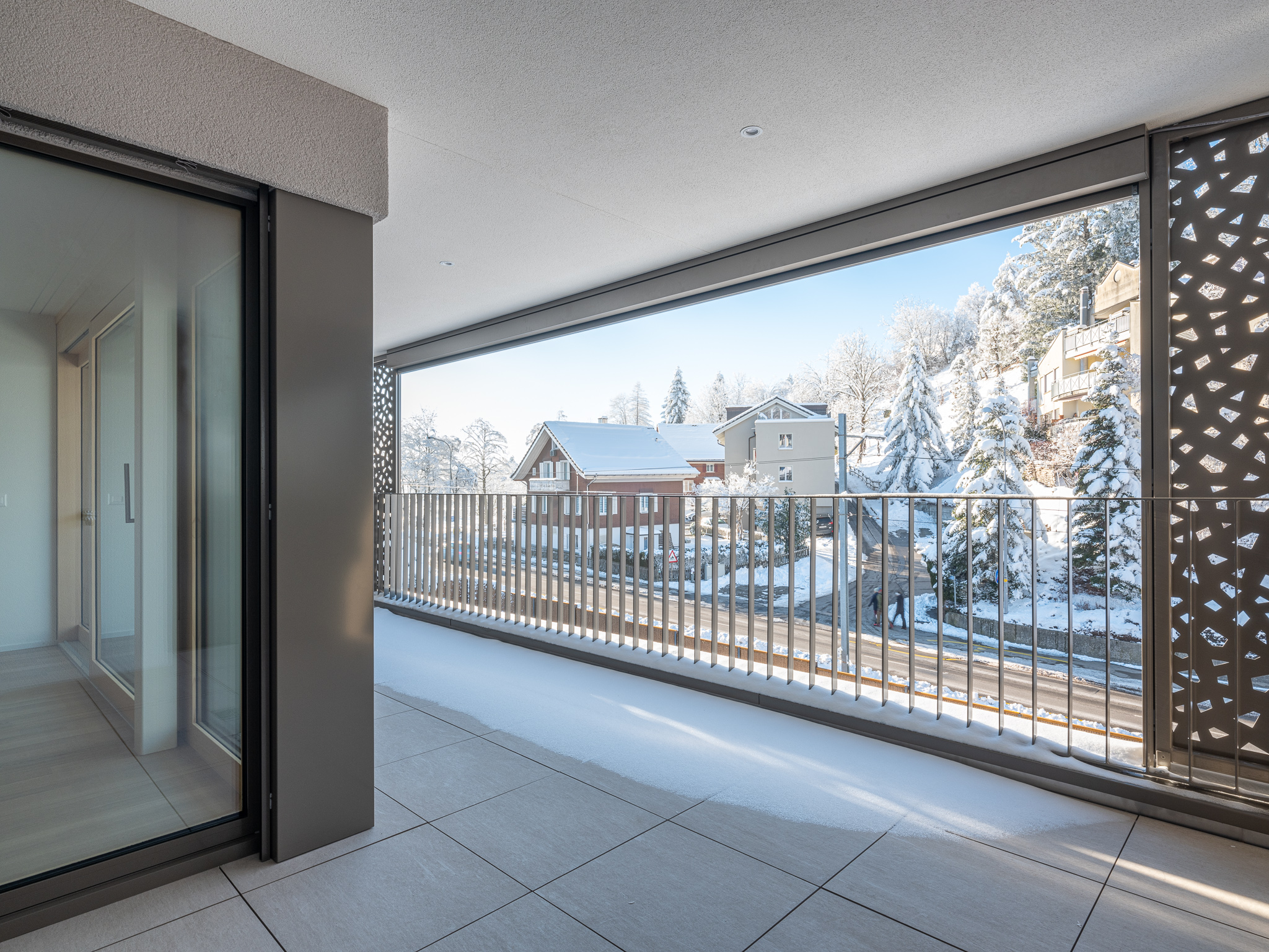 Offene Wohnküche mit Esszimmertisch und Sofa.