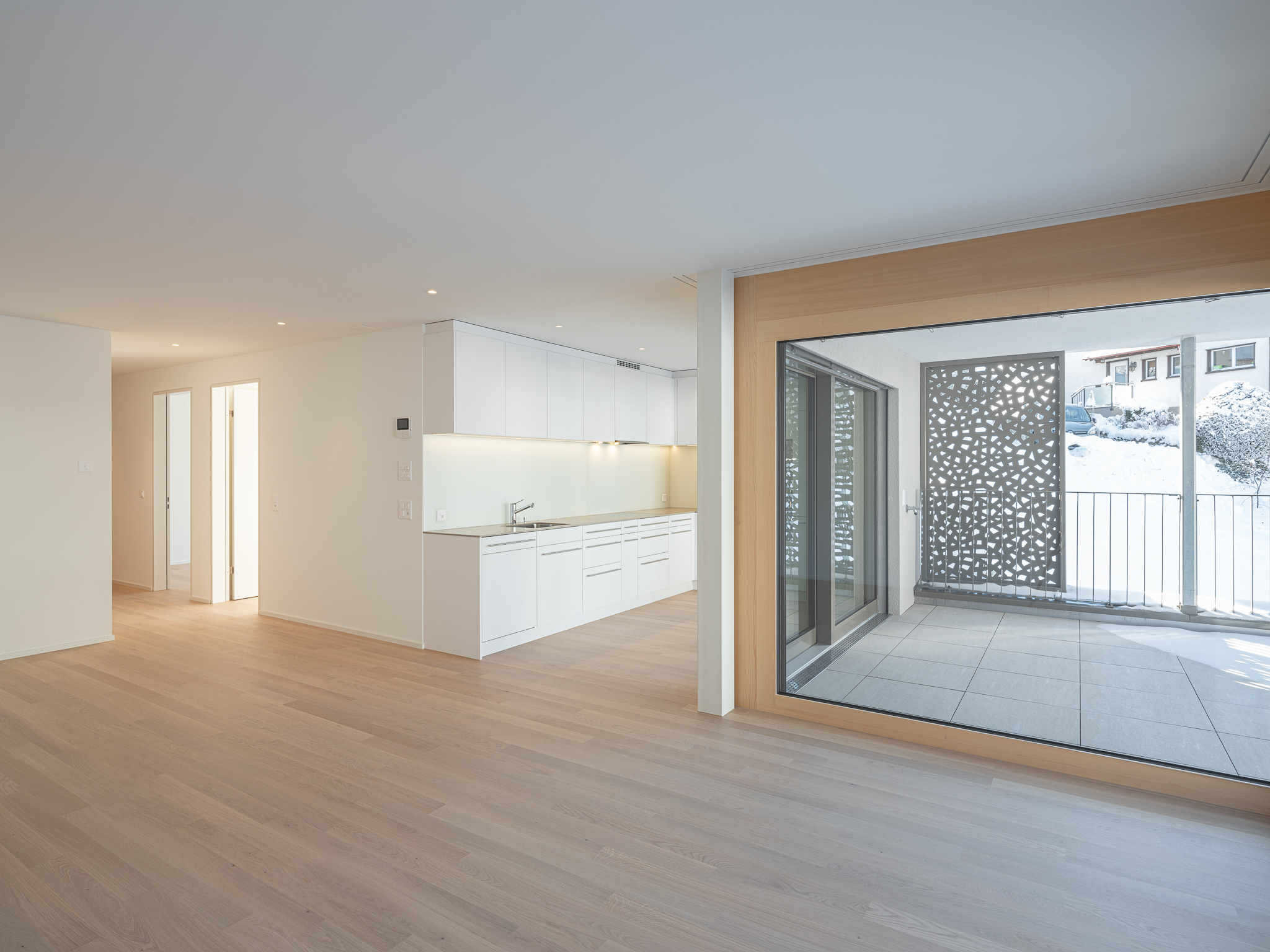 Wohn- und Esszimmer mit Ausblick auf einen Balkon.