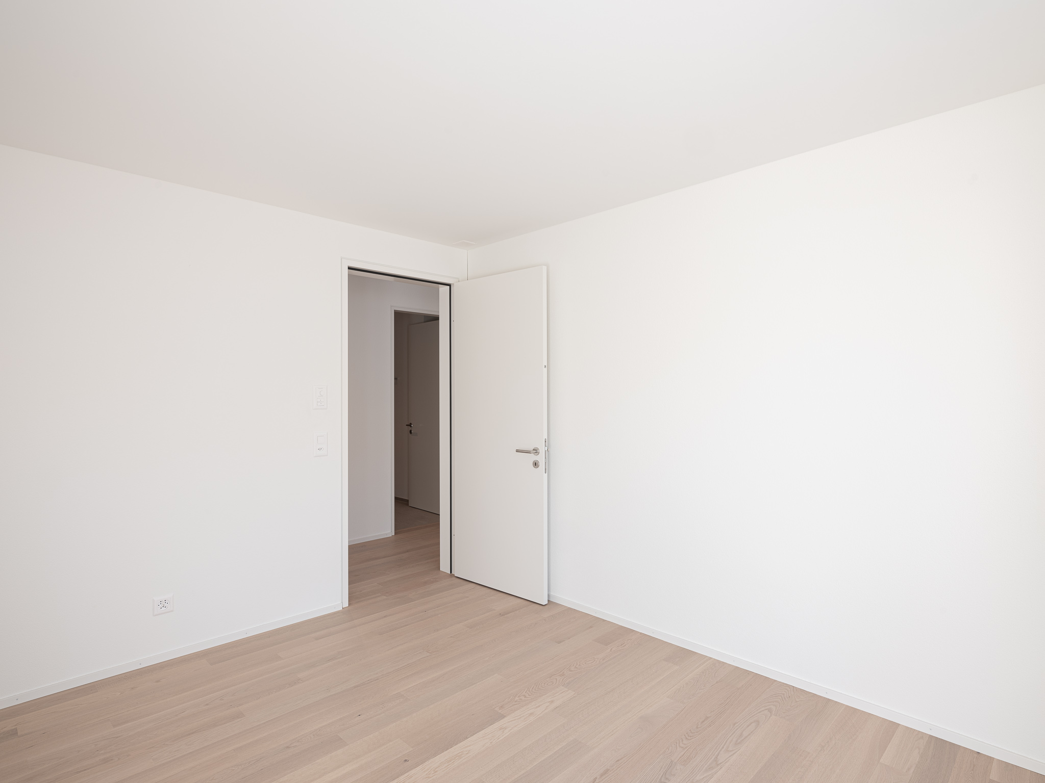 Wohn- und Esszimmer mit Ausblick auf eine Terasse.