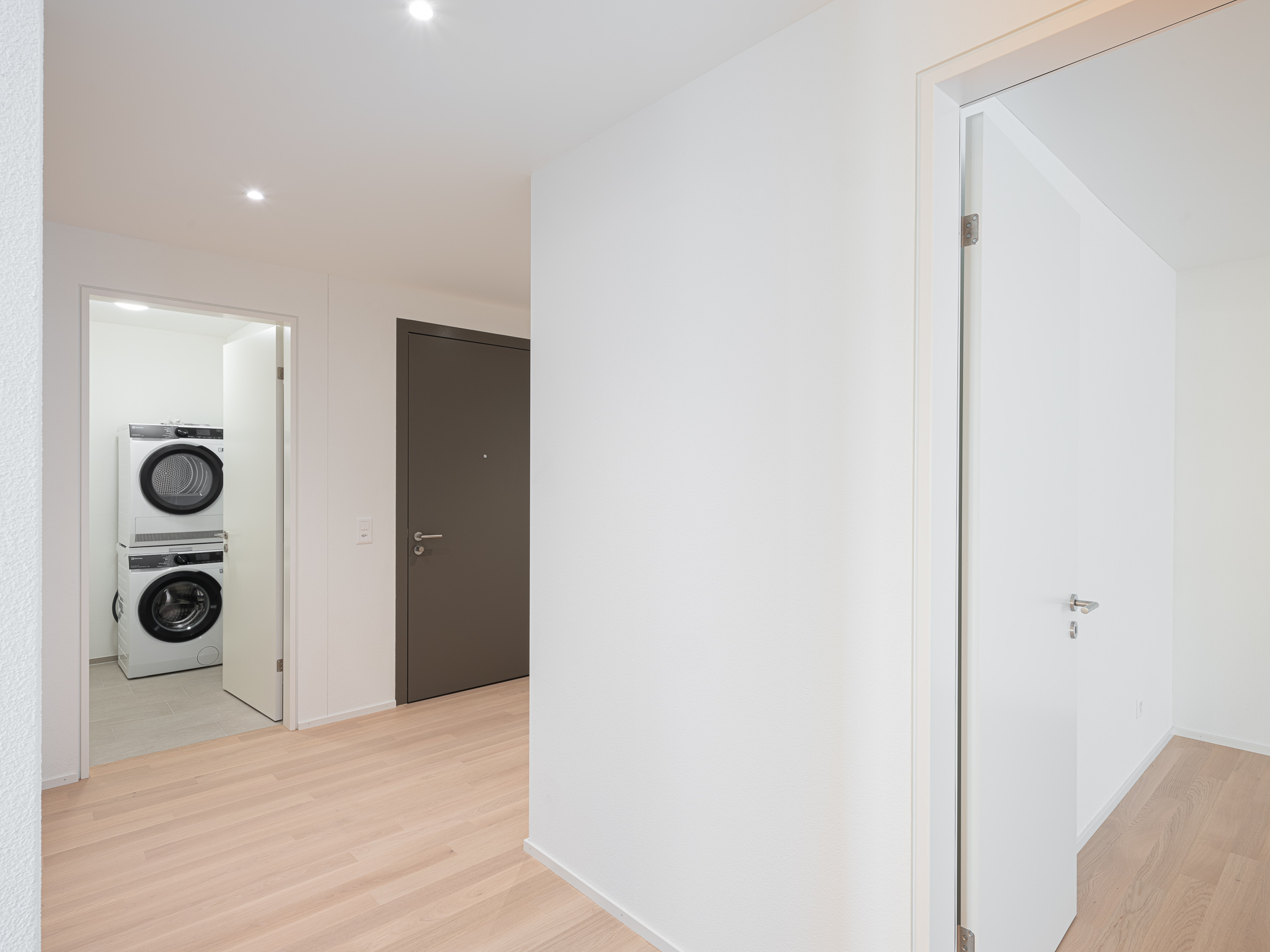 Ein offener Wohnraum mit Küche und Wohnzimmer.