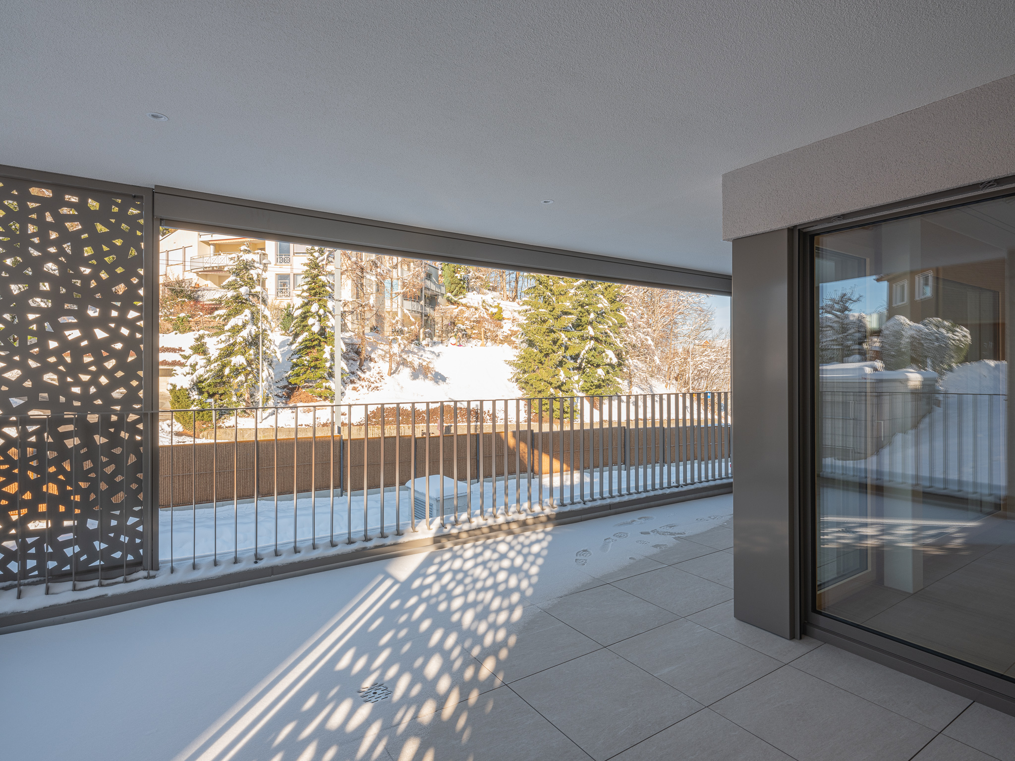 Ein offener Wohnraum mit Küche und Wohnzimmer.