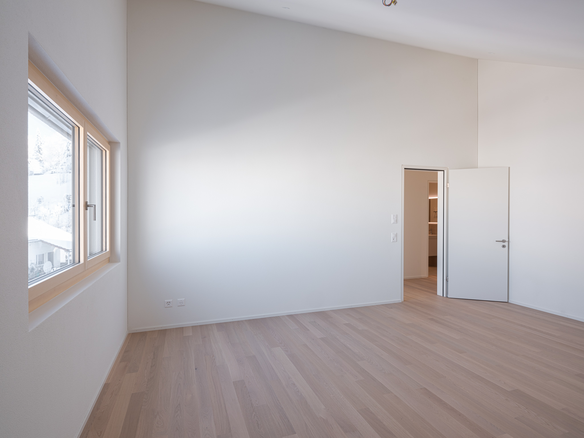 Eine offene Küche mit Esszimmertisch und Stühlen