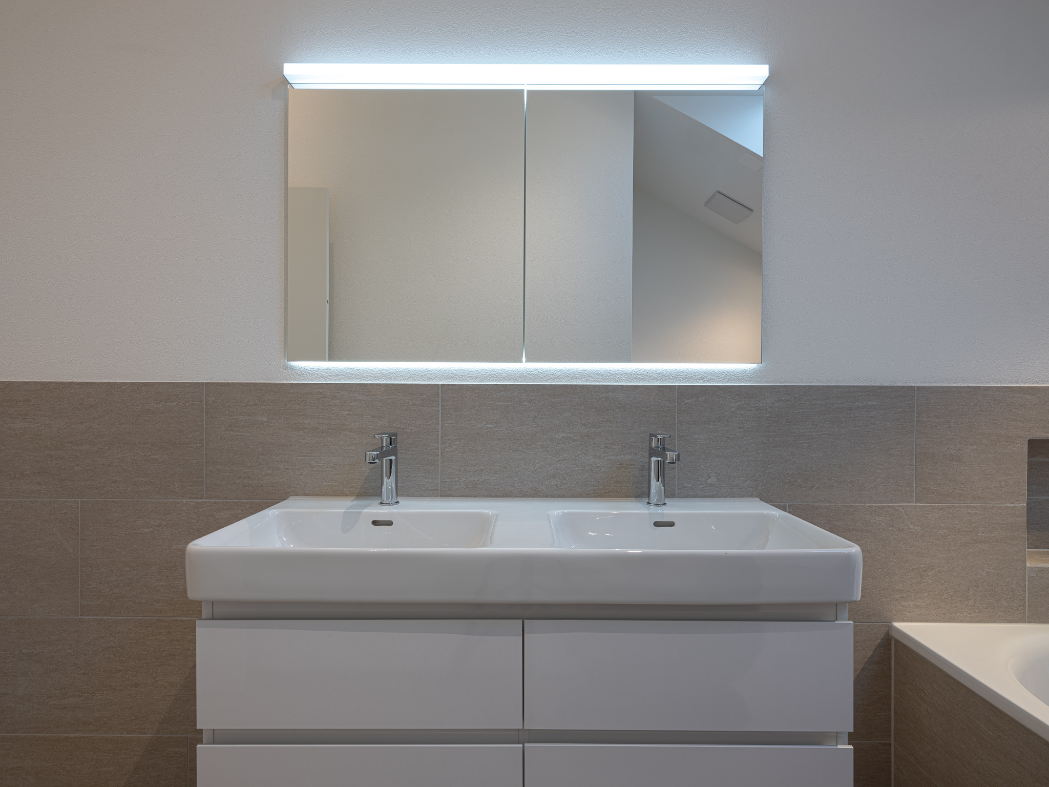 Ein offener Wohnraum mit Küche und Wohnzimmer.