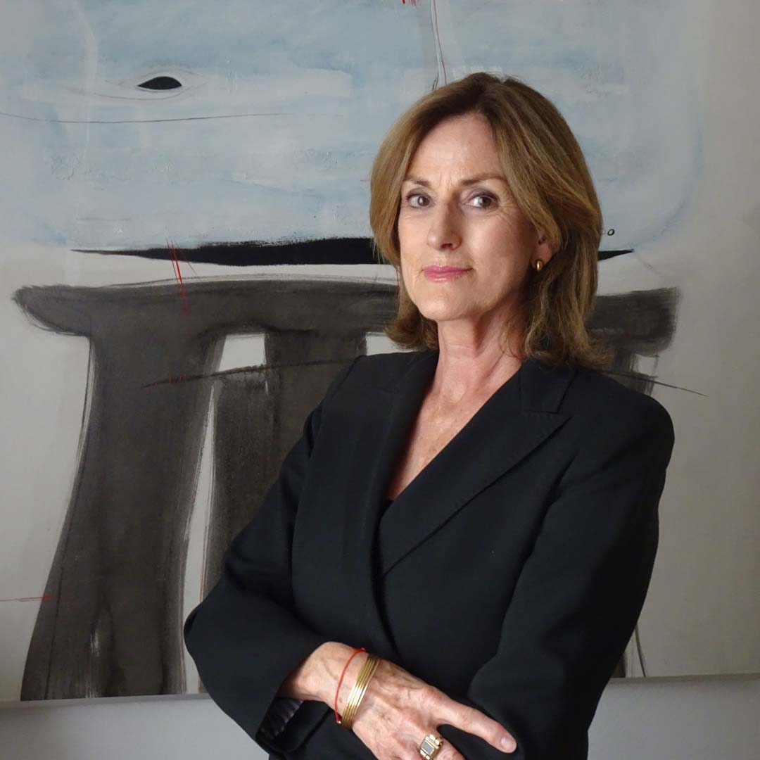 Eine Frau im schwaren Blazer.