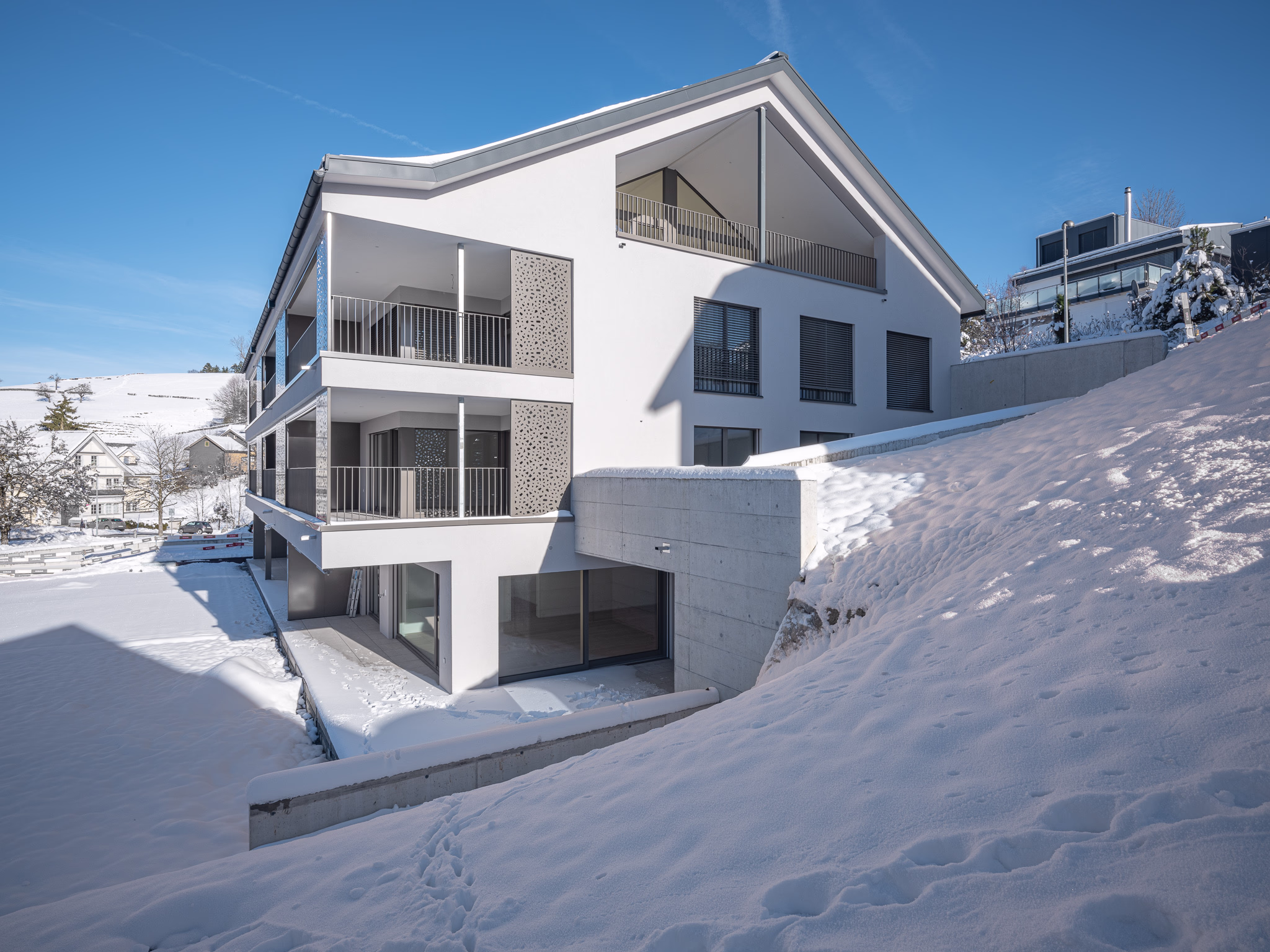 Eine Mehrfamilienhaus im Schnee.
