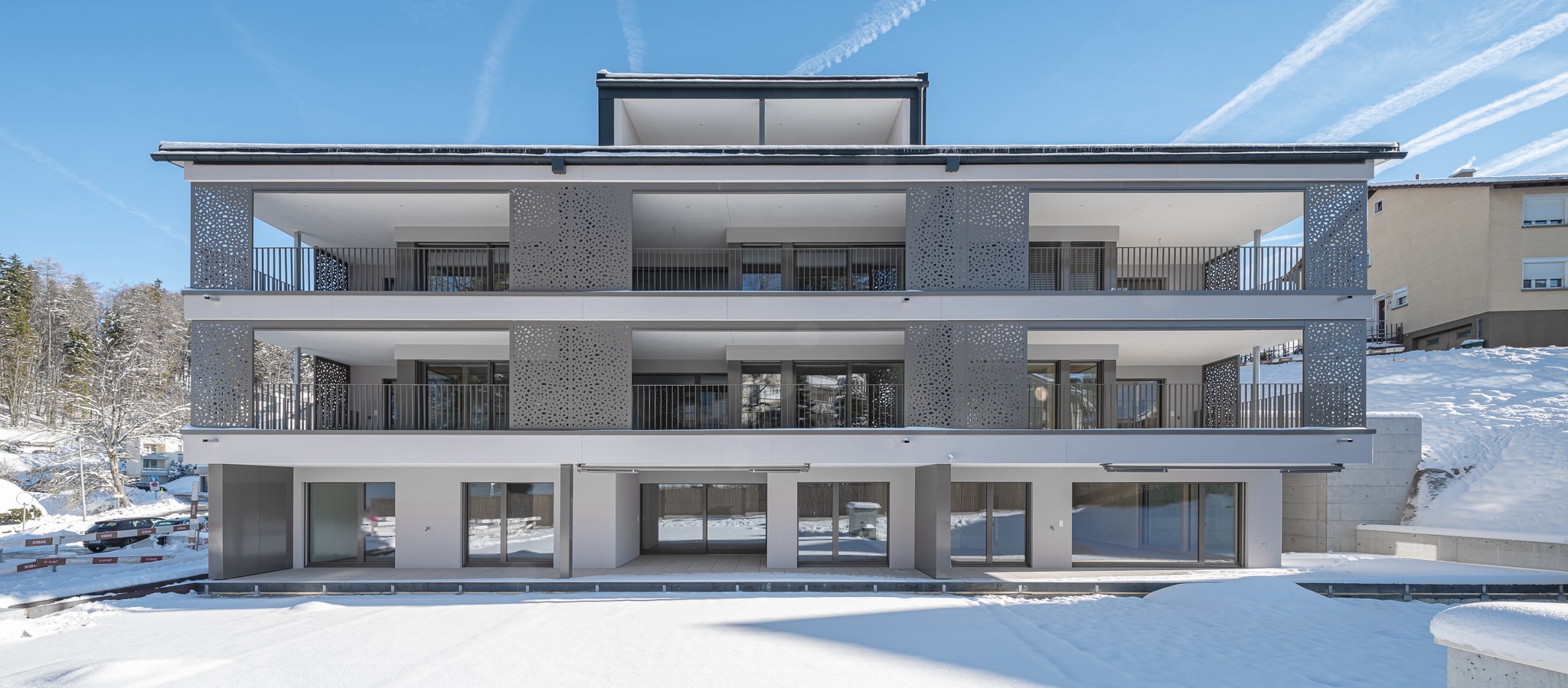 Eine Gebäudefront mit eingelassenen Balkonen.