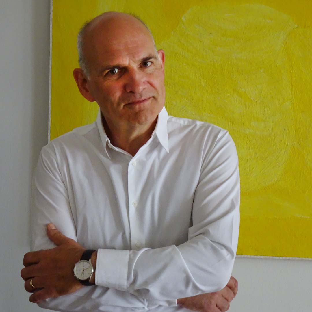 Eine Mann im weissen Hemd.